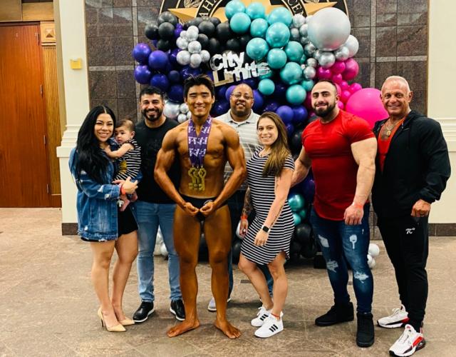 足球直播-异国健美比赛的中国冠军:体育如何塑造一个男子汉