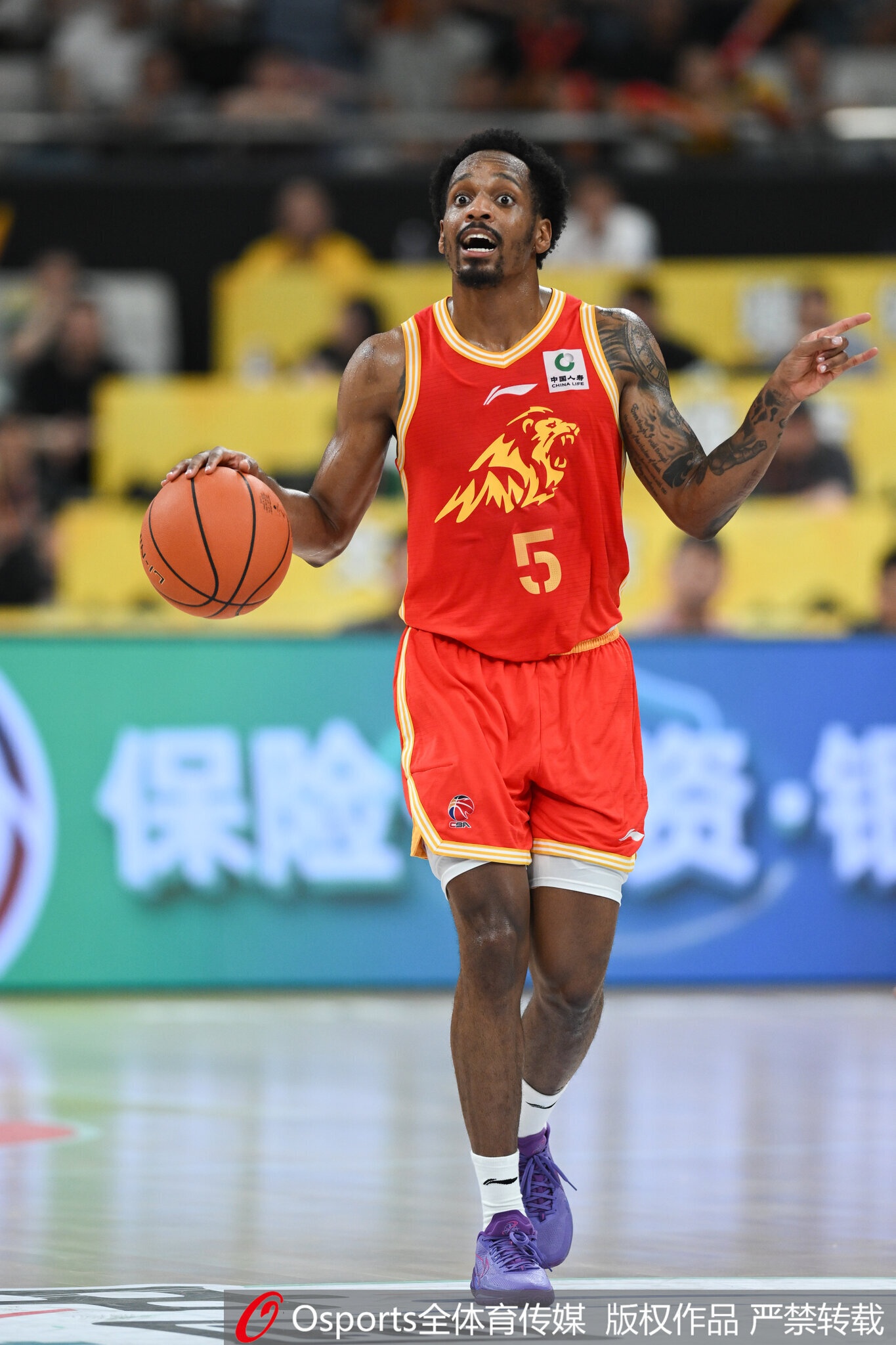 世界杯直播-攻得很凶！小巴里·布朗半场13中5砍下15分1板2助2断